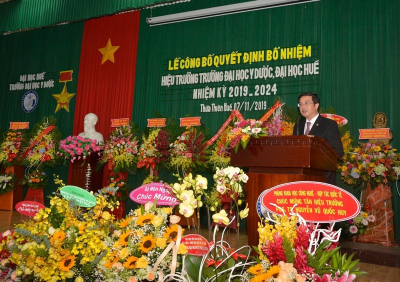 A/Prof. Nguyen Vu Quoc Huy, Rector of Hue University of Medicine and Pharmacy gave a speech undertaking the mission