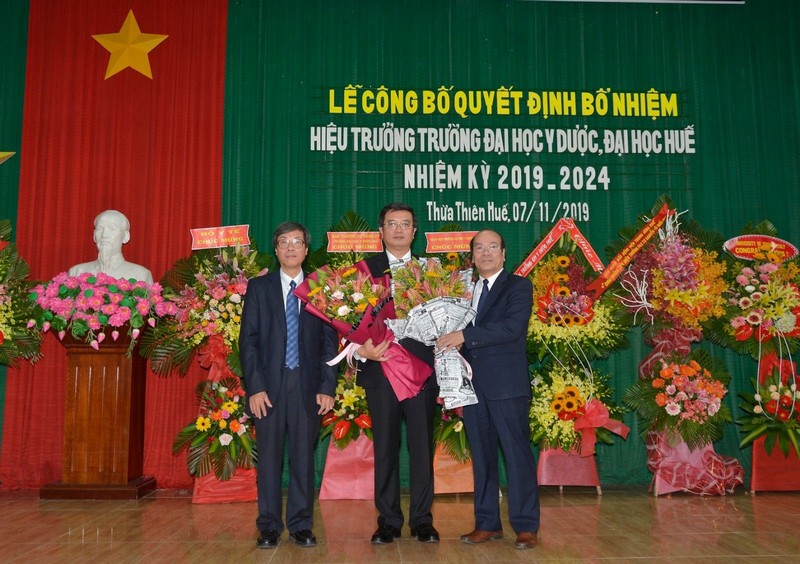 The Party Standing Committee gave congratulatory flowers