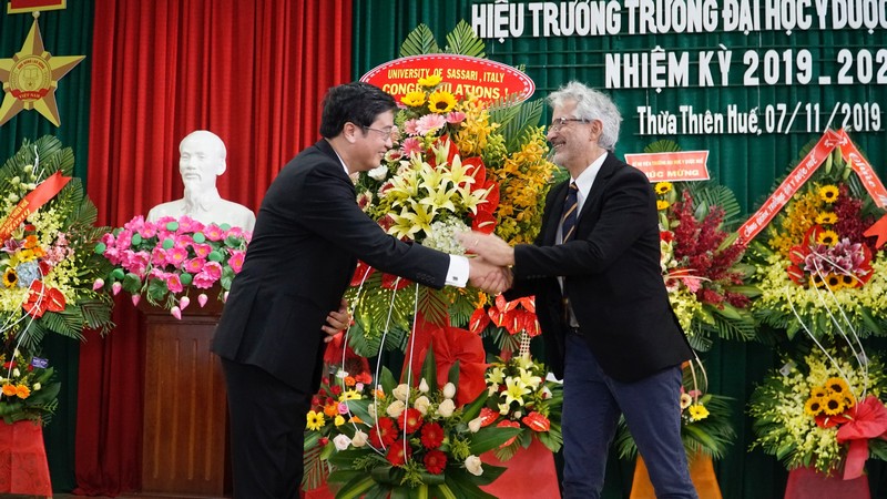 A/Prof. Nguyen Vu Quoc Huy received the congratulatory flower from University of Sassari, Italia