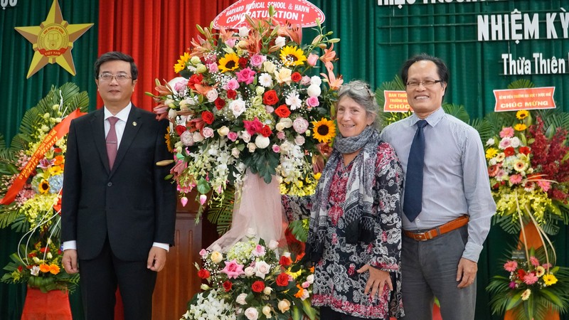 Rector Nguyen Vu Quoc Huy received the congratulatory flower from Harvard University and Health Advancement in Vietnam (USA)  