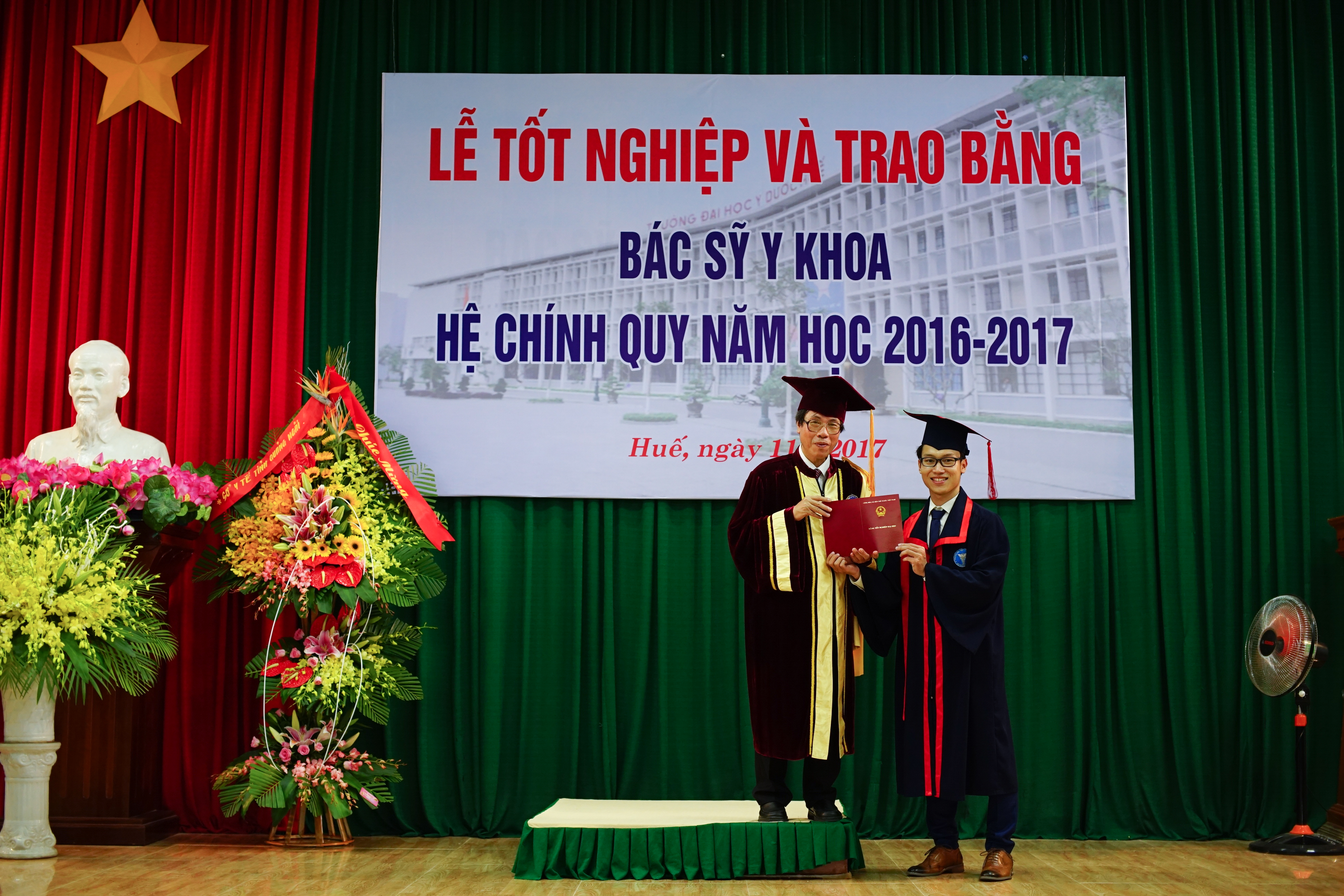 Lễ tốt nghiệp và trao bằng Bác sĩ, Dược sĩ và Cử nhân hệ chính quy năm học 2016-2017