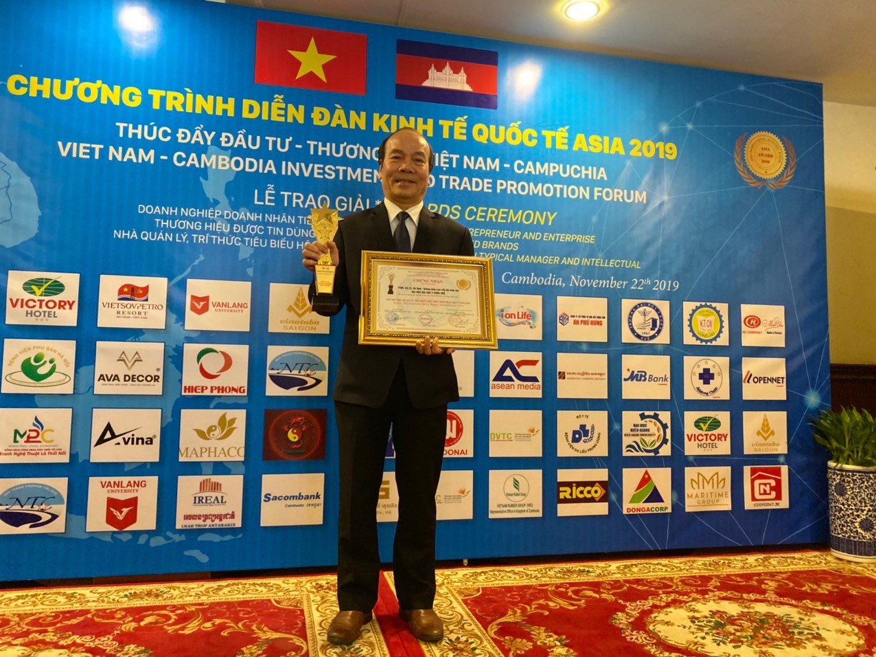 GS.TS. Võ Tam được nhận Danh hiệu “Top 100 Nhà quản lý, trí thức tiêu biểu hội nhập ASIA”