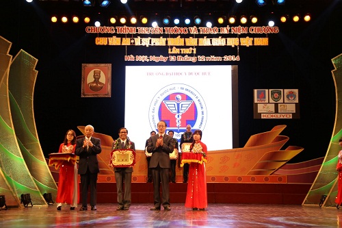 Trường Đại học Y Dược Huế - Đại học Huế được trao tặng “Bảng vàng vì sự phát triển văn hoá giáo dục Việt Nam” của BTC giải thưởng Chu Văn An