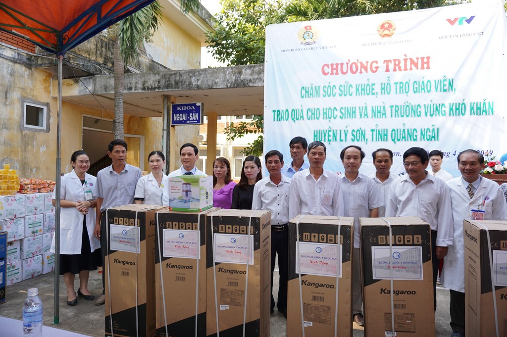 Trường Đại học Y Dược Huế khám sức khoẻ và tặng quà cho các thầy, cô giáo huyện đảo Lý Sơn, tỉnh Quảng Ngãi