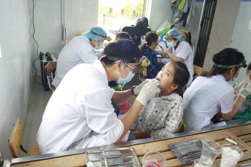 Description: Khám và chữa răng miễn phí cho người dân các xã của huyện Quảng Điền.