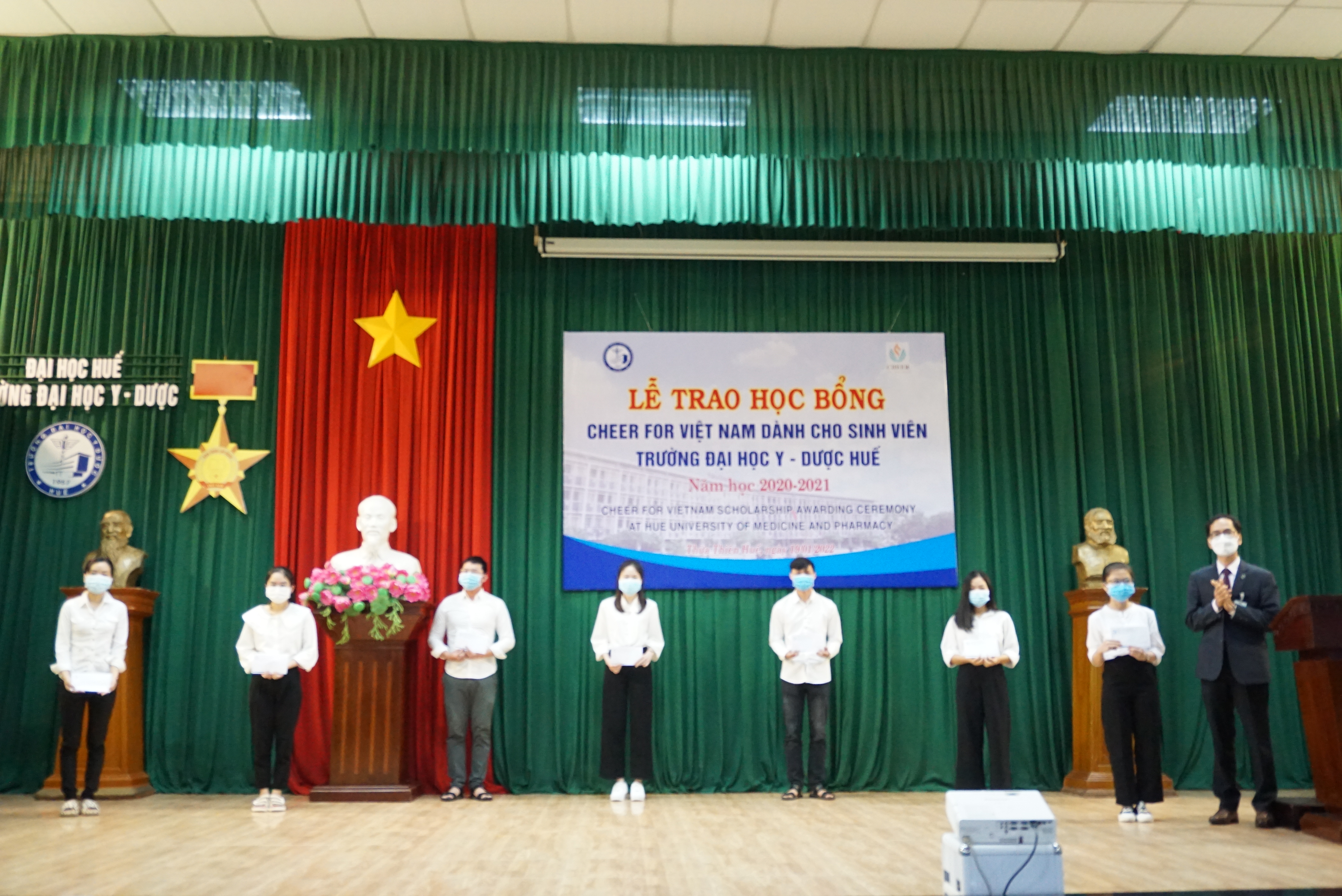 Trao học bổng Cheer For Việt Nam cho sinh viên Y khoa và Điều dưỡng