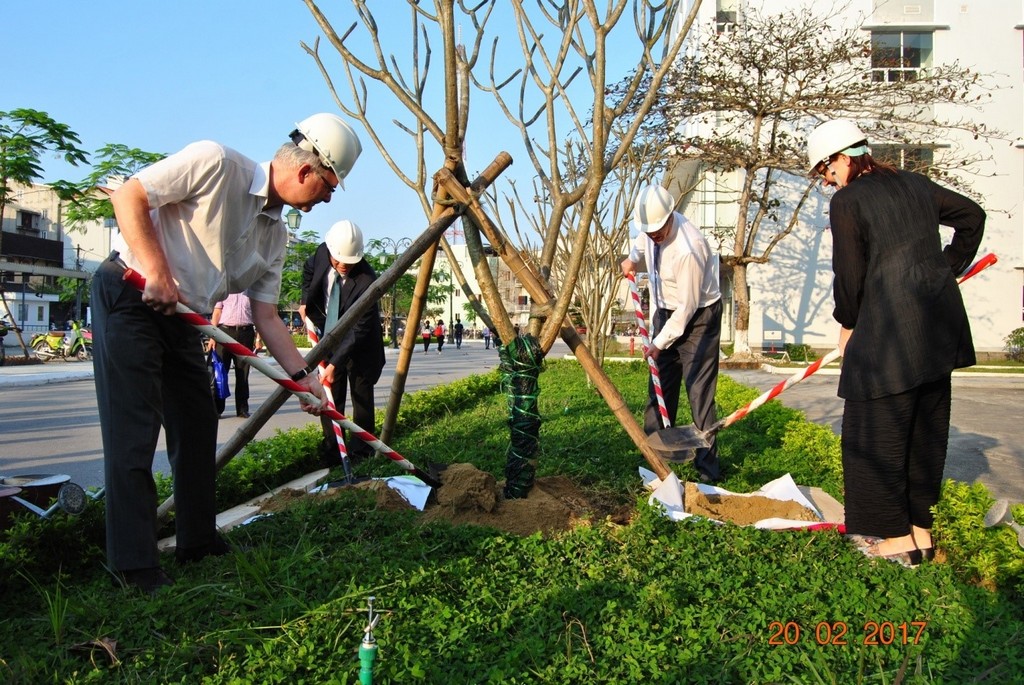 Chuyến thăm và làm việc của Ngài Đại sứ Cộng hòa Liên bang Đức tại Trường Đại học Y Dược Huế.