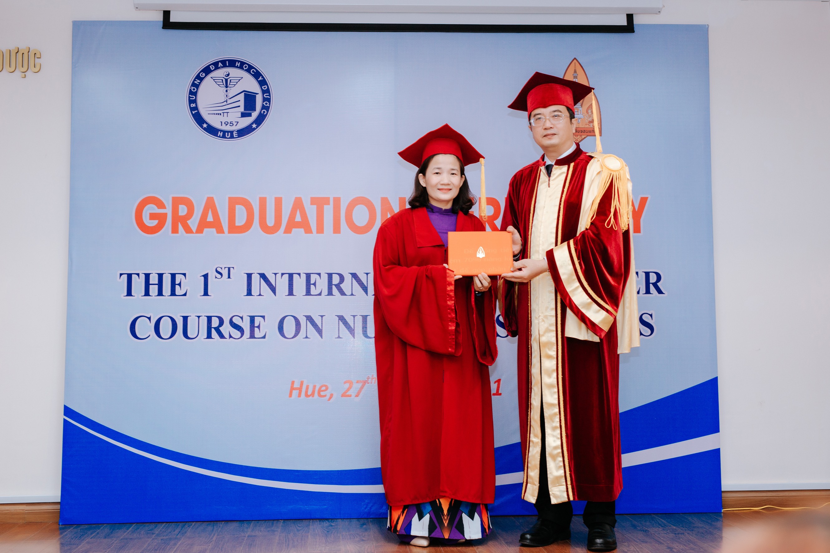 Trao bằng tốt nghiệp cho 10 học viên Thạc sĩ Điều dưỡng liên kết với Đại học Khon Kaen, Thái Lan