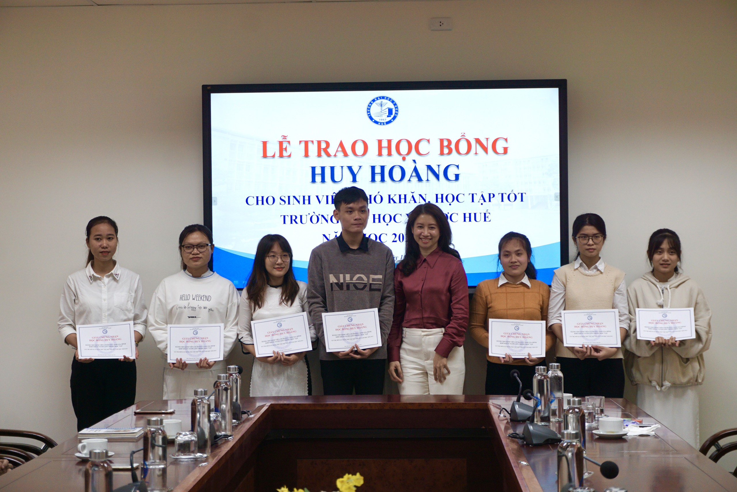 Học bổng Huy Hoàng được trao cho 15 sinh viên Trường Đại học Y – Dược Huế