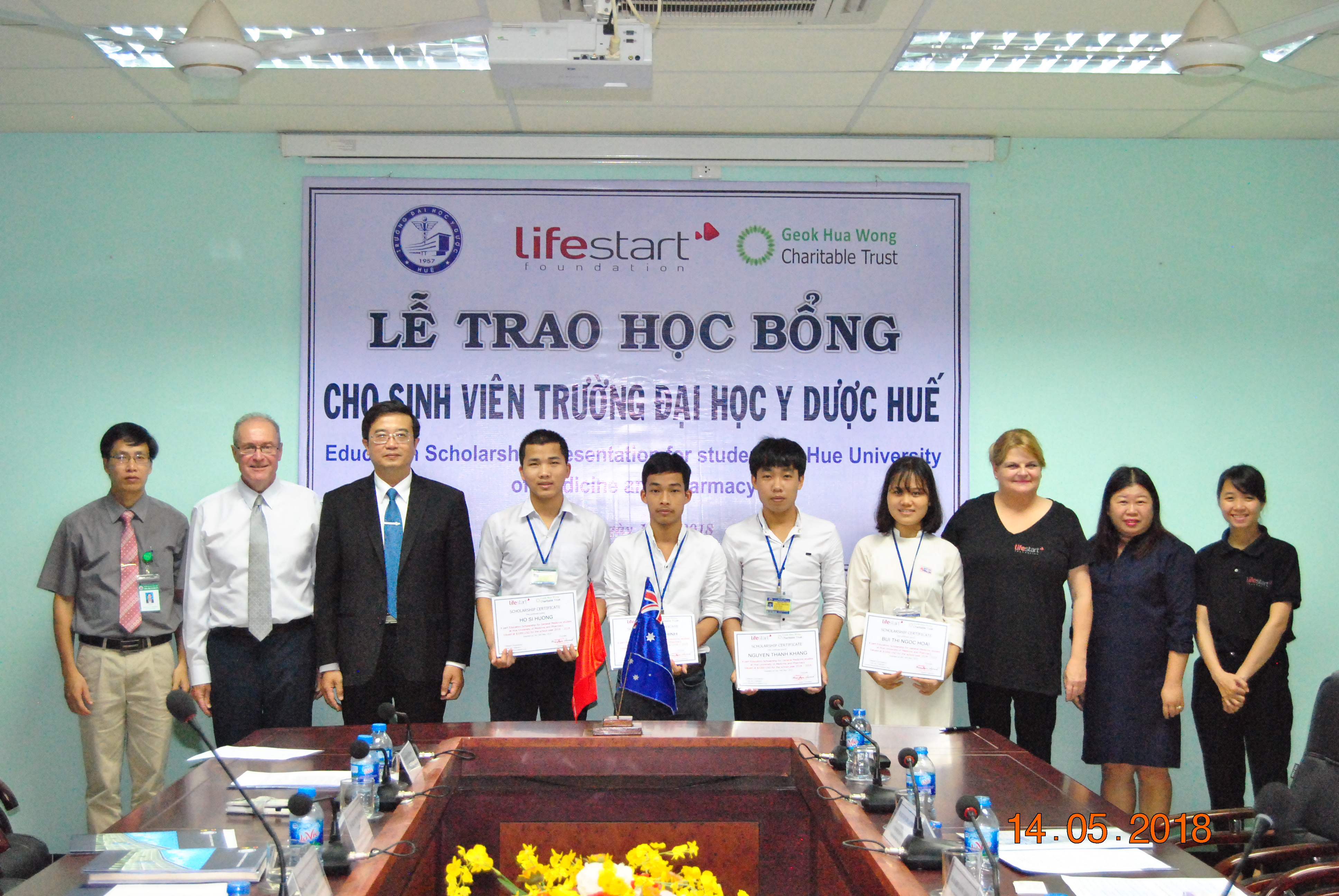 Trao học bổng Lifestart Foundation cho sinh viên ngành Y đa khoa.