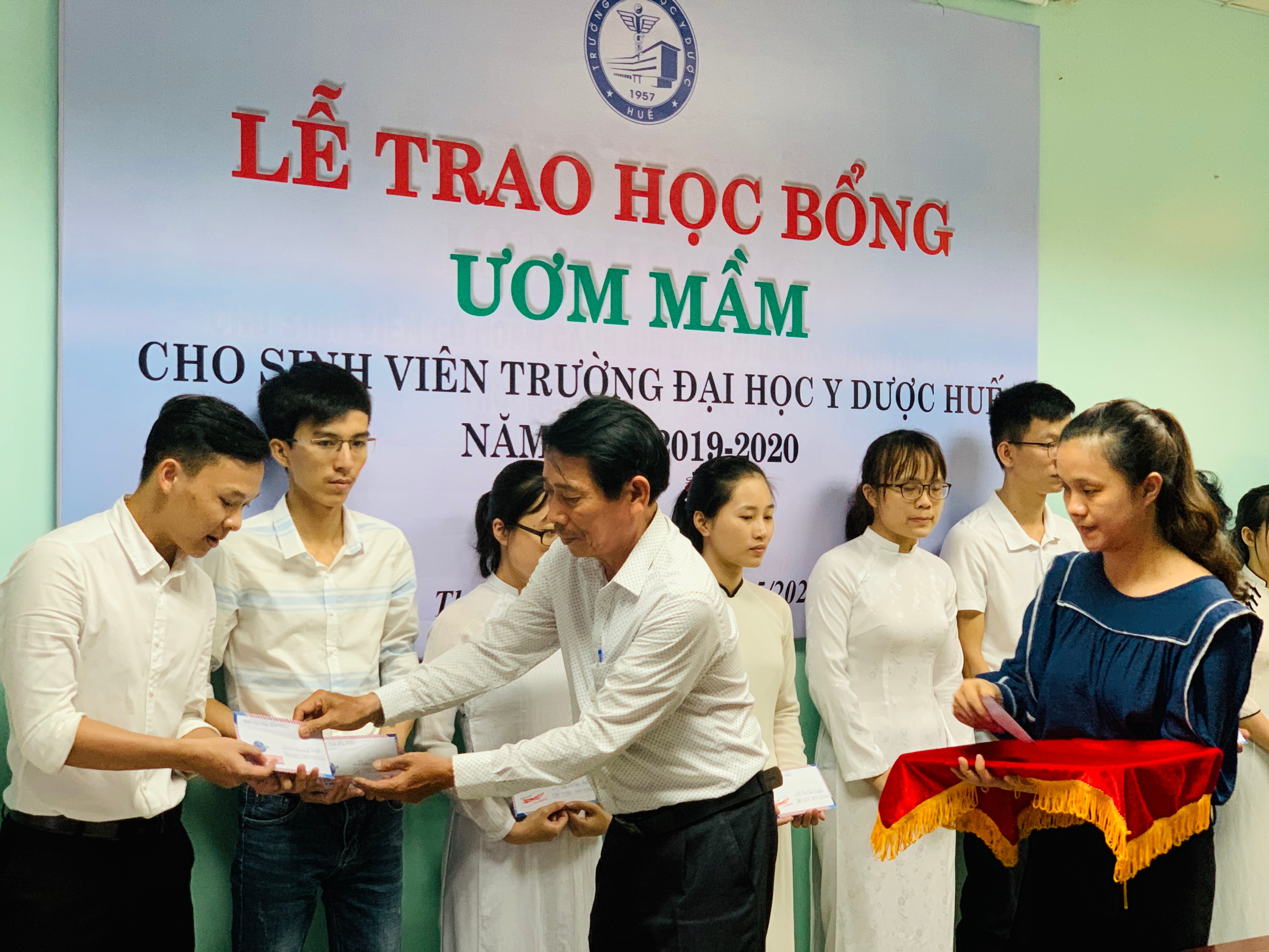 Trao học bổng Ươm mầm cho 22 sinh viên Y đa khoa