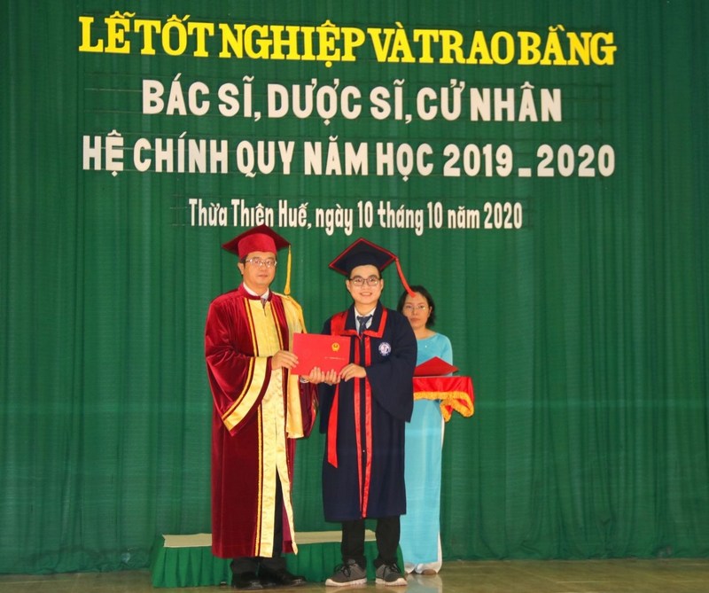 Lễ tốt nghiệp và trao bằng Bác sĩ, Dược sĩ, Cử nhân hệ chính quy năm học 2019-2020.