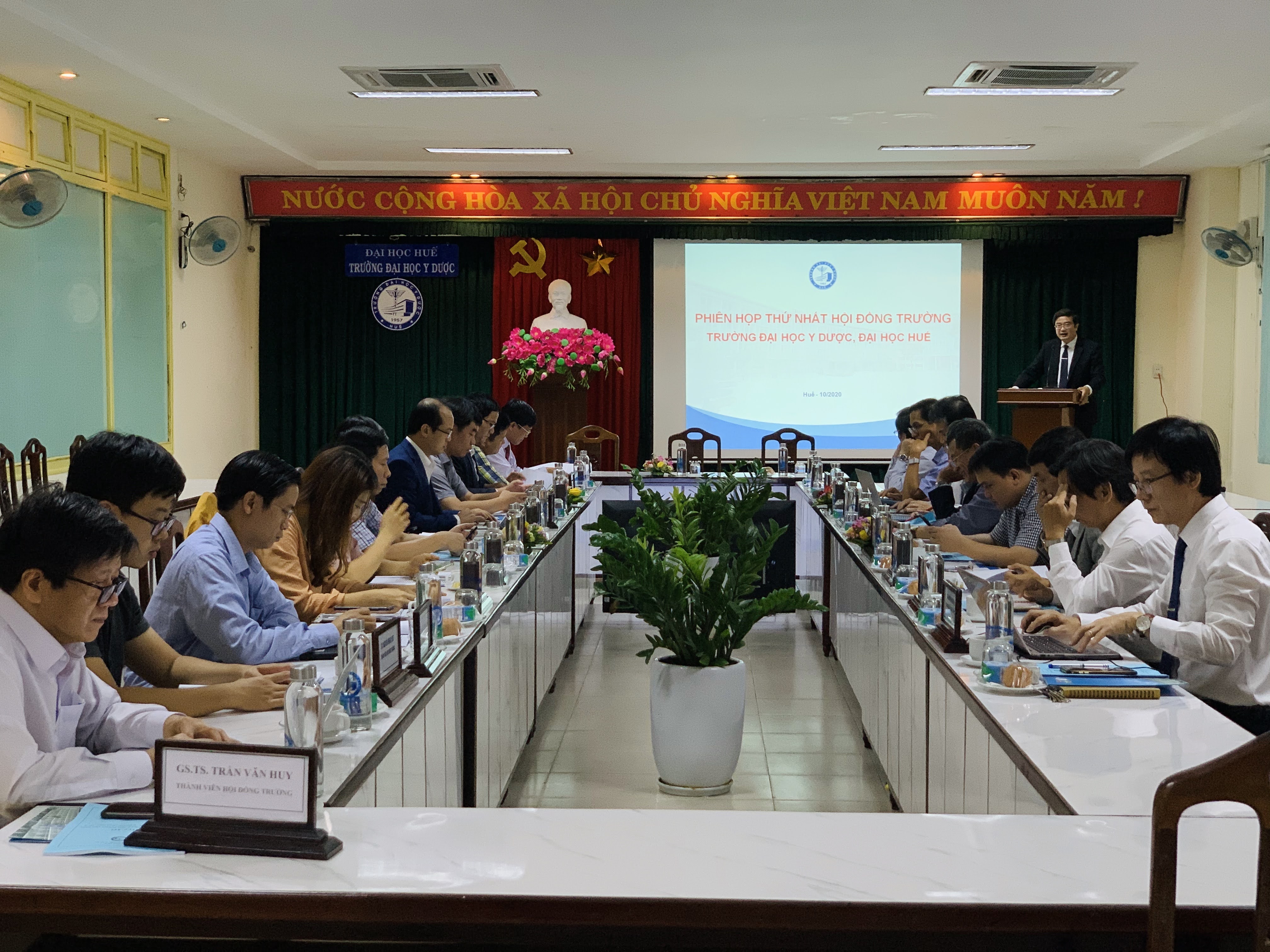 Phiên họp thứ nhất Hội đồng trường Trường Đại học Y Dược Huế nhiệm kỳ 2020-2025.