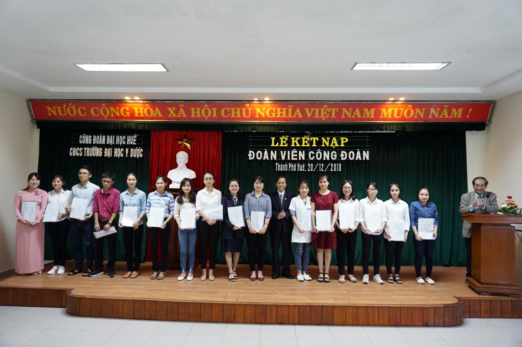 Công đoàn cơ sở Trường Đại học Y Dược Huế tổ chức  lễ kết nạp đoàn viên Công đoàn năm học 2018-2019