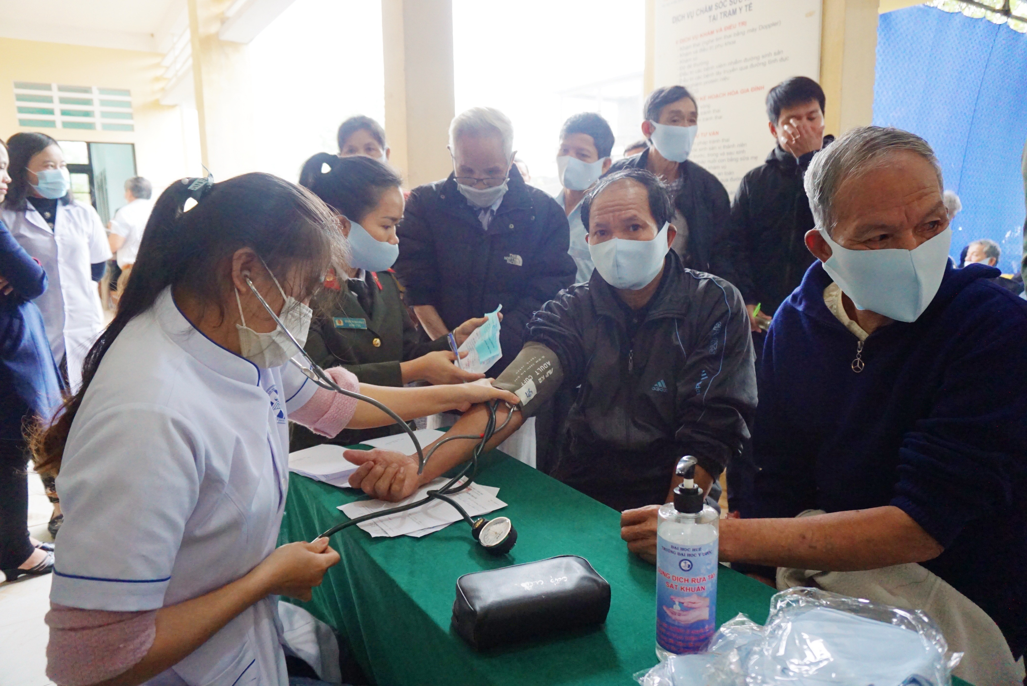 Hội Cựu chiến binh Trường Đại học Y - Dược Huế tổ chức khám bệnh, cấp phát thuốc và tặng quà cho hơn 200 hội viên Hội CCB tại huyện Quảng Điền