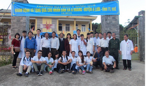 Trường ĐHYD Huế tổ chức Khám chữa bệnh, tặng quà cho nhân dân và cơ sở giáo dục tại xã A Roàng, huyện A Lưới, TTH