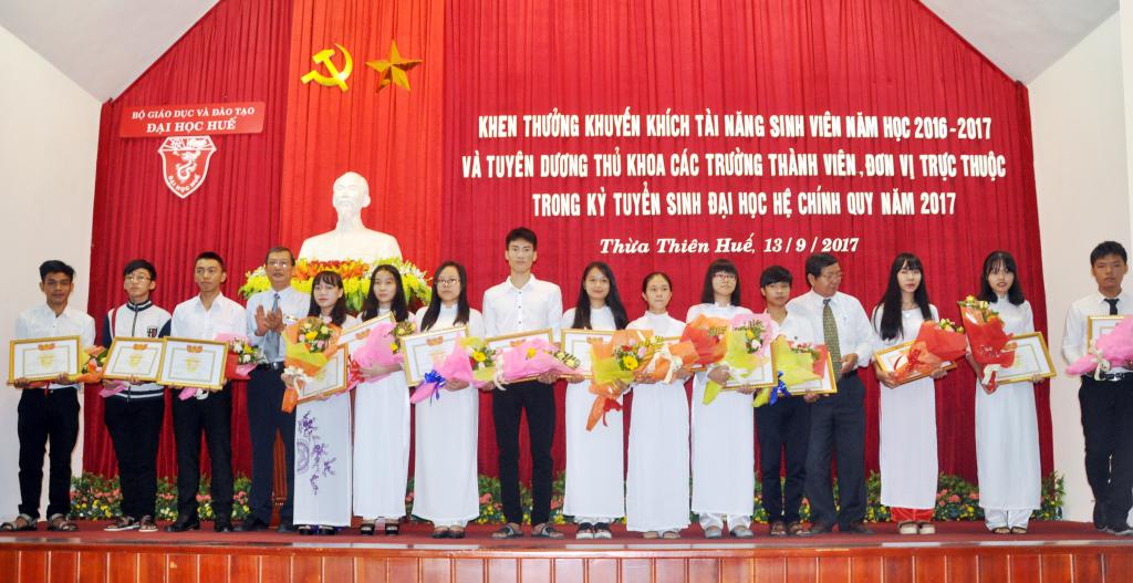 Khen thưởng khuyến khích tài năng sinh viên và tuyên dương thủ khoa kỳ tuyển sinh đại học, cao đẳng hệ chính quy năm 2017