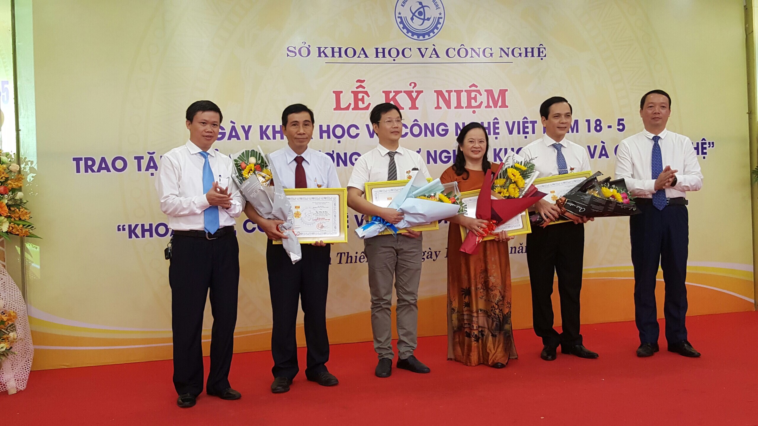 Trao tặng kỷ niệm chương vì sự nghiệp khoa học công nghệ nhân Ngày Khoa học Công nghệ Việt Nam 18/5