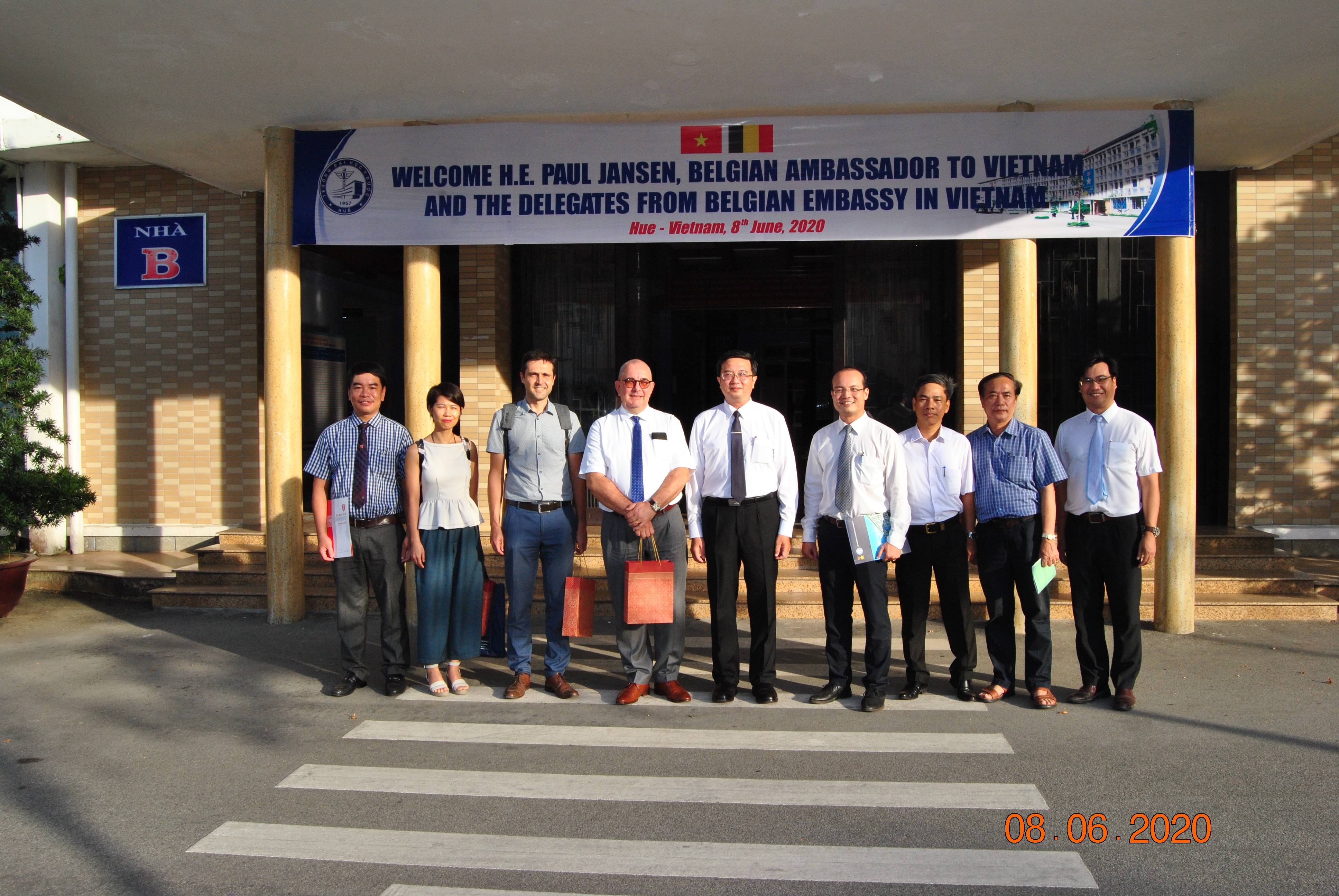 Đại sứ Vương quốc Bỉ tại Việt Nam đến thăm và làm việc tại Trường Đại học Y Dược