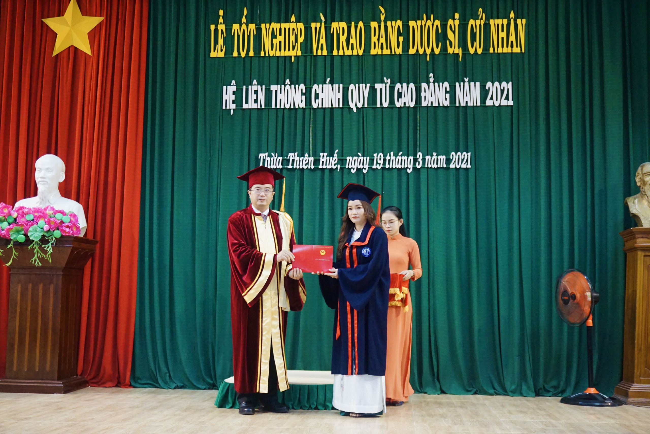 Lễ tốt nghiệp và trao bằng cho sinh viên hệ liên thông chính quy từ cao đẳng tốt nghiệp năm học 2020-2021