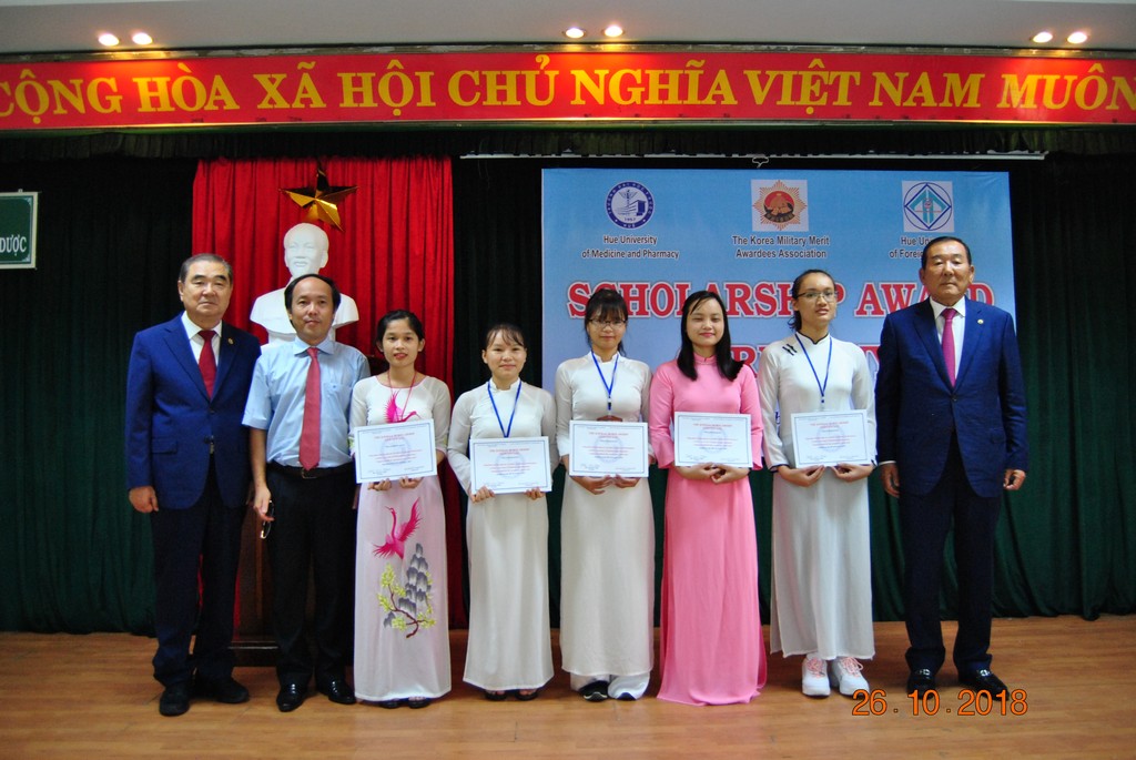 Trao học bổng Hiệp hội những người có Huy chương Hàn Quốc năm học 2018-2019 cho sinh viên Điều dưỡng.