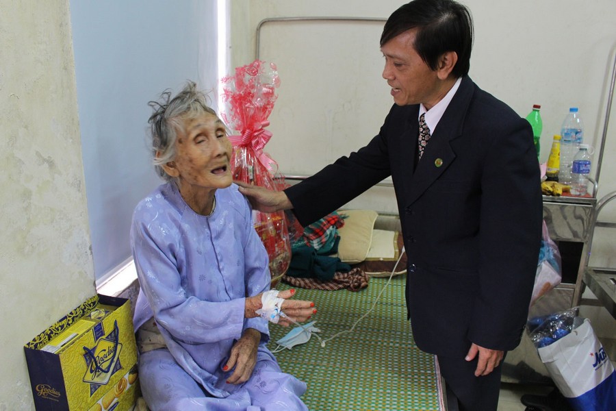 Thăm, tặng quà xuân cho Mẹ VNAH  đang điều trị tại Bệnh viện Trường ĐHYD Huế