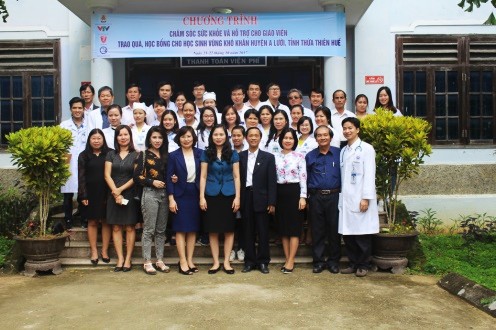 Đoàn công tác khám chữa bệnh cho các thầy cô giáo tại Huyện A lưới