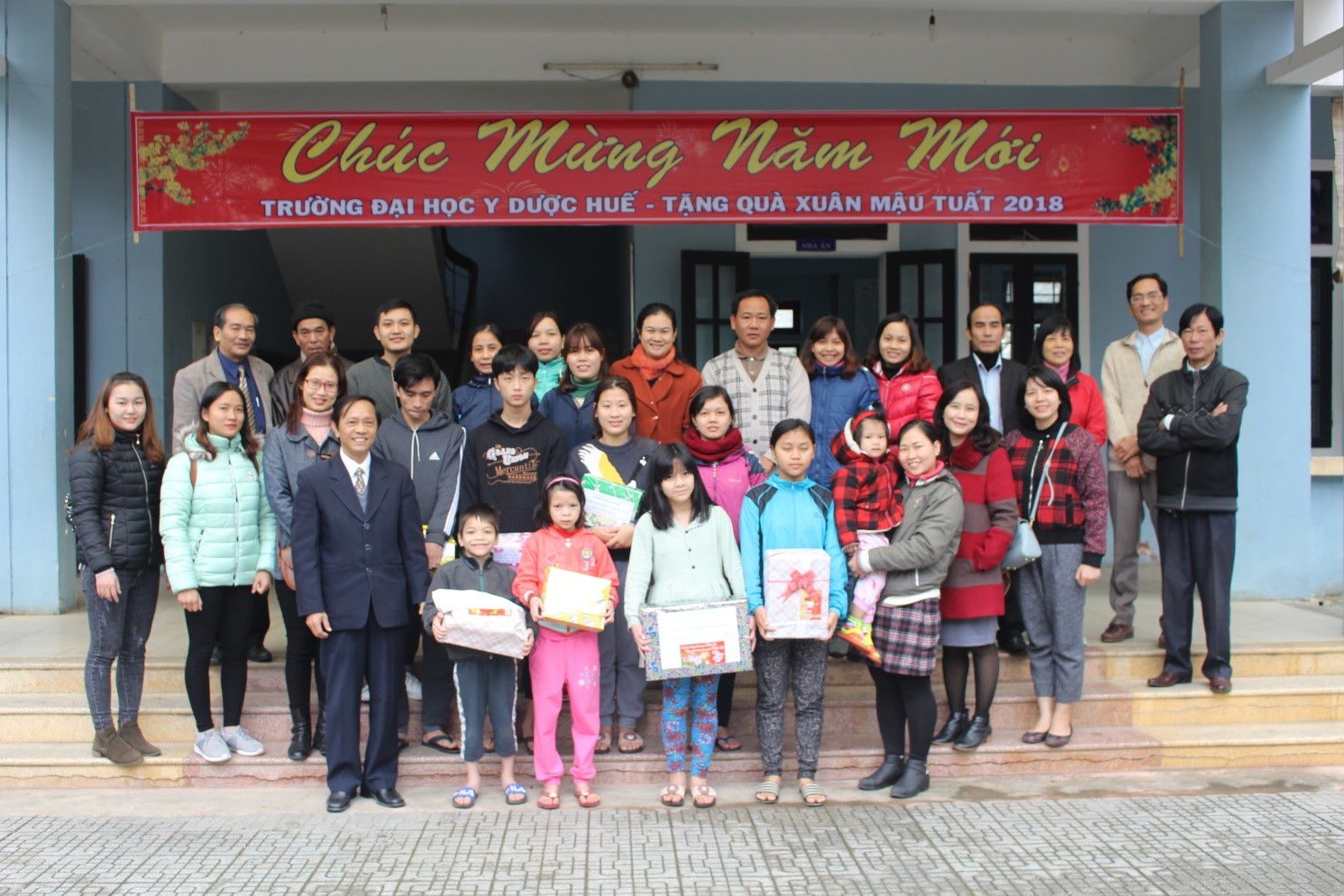 Thăm, tặng quà xuân tại Trung tâm  nuôi dạy trẻ mồ côi tại P.Hương sơ, Tỉnh TT Huế
