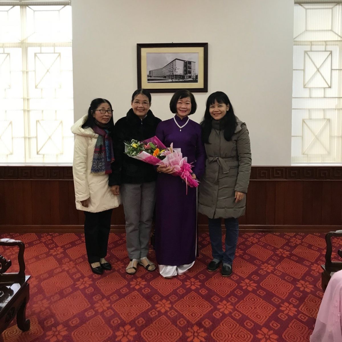 Đ/c Trần thị Hòa UVTV Công đoàn  tặng hoa cho nhà tài trợ học bổng
