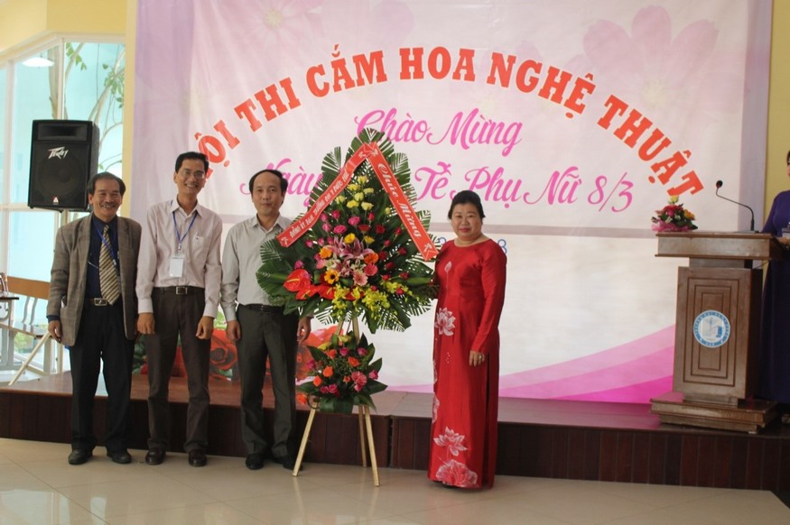 PGS.TS Nguyễn Khoa Hùng –Phó Hiệu Trưởng tặng hoa nhân ngày 8.3 cho nữ CBVC