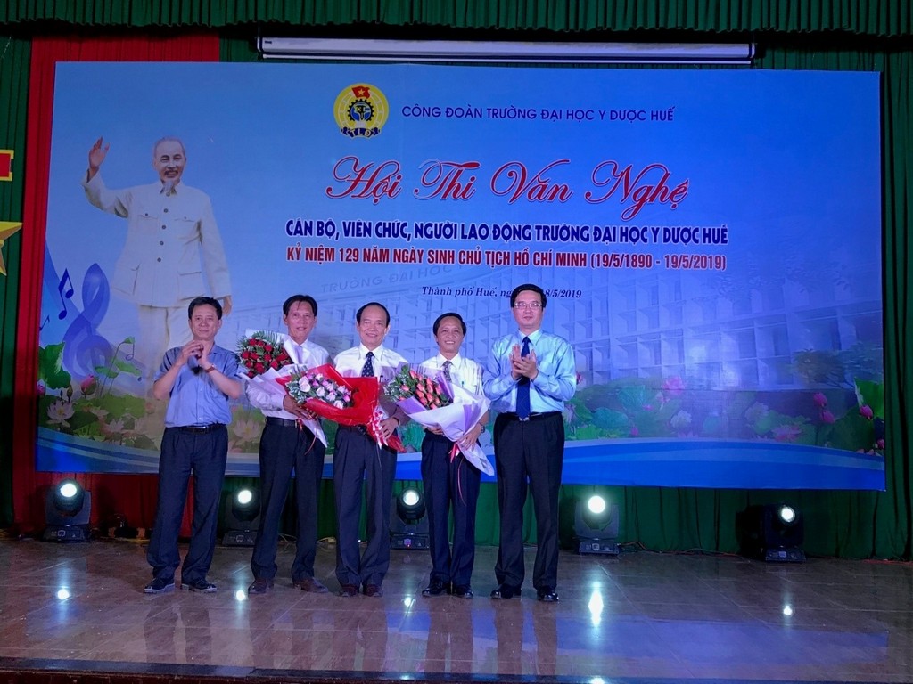 PGS. TS. Nguyễn Vũ Quốc Huy và TS. Nguyễn Sanh Tùng tặng hoa cho Ban giám khảo