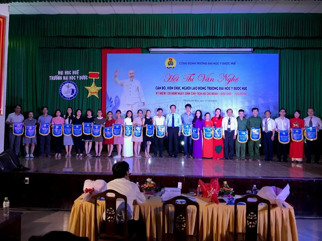 Các Đơn vị dự thi nhận cờ lưu niệm của Ban tổ chức