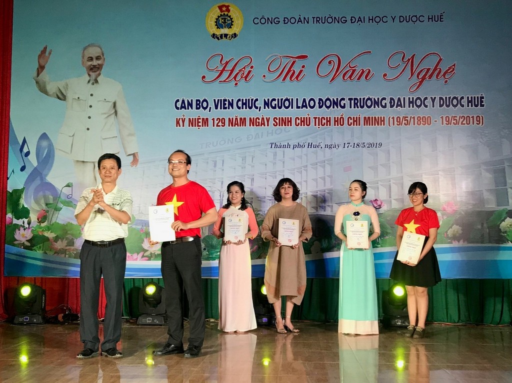 TS. Nguyễn Sanh Tùng trao giải A cho Phòng TCHC + KHCN-HTQT và các giải thể loại tốp ca