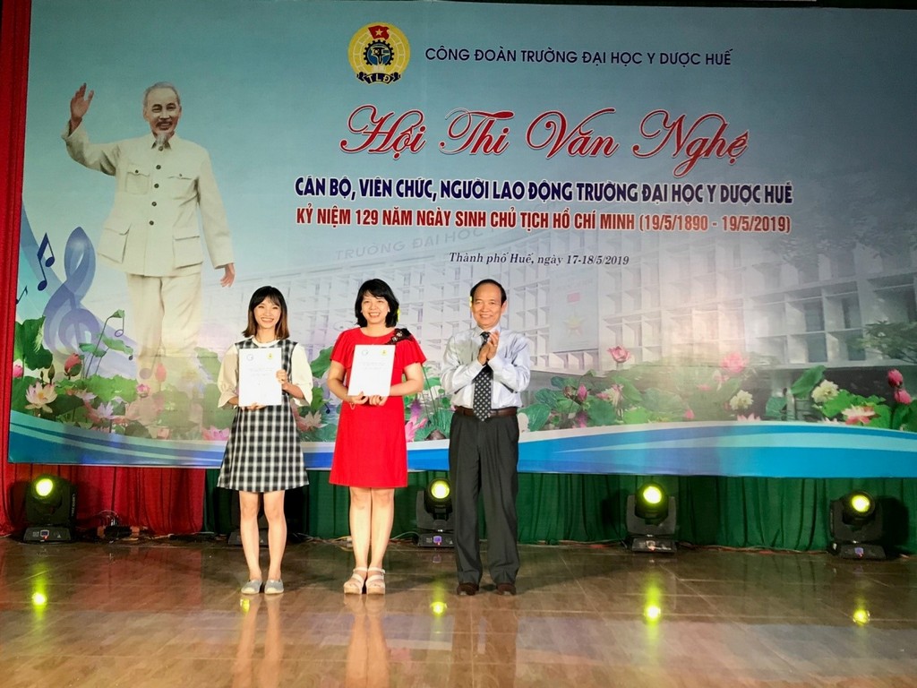 GS Trần Hữu Dàng trao thưởng cho thể loại múa