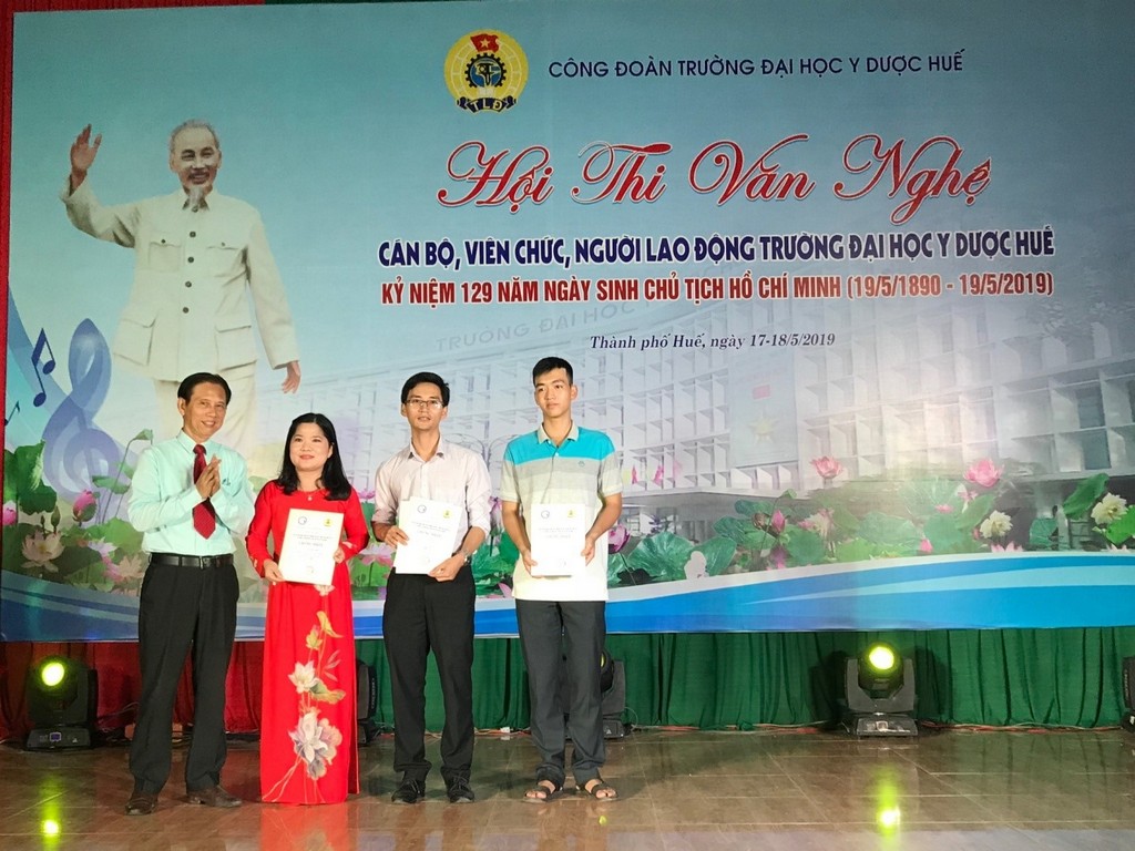 GS Nguyễn Hải Thủy trao thưởng cho thể loại độc tấu, song tấu