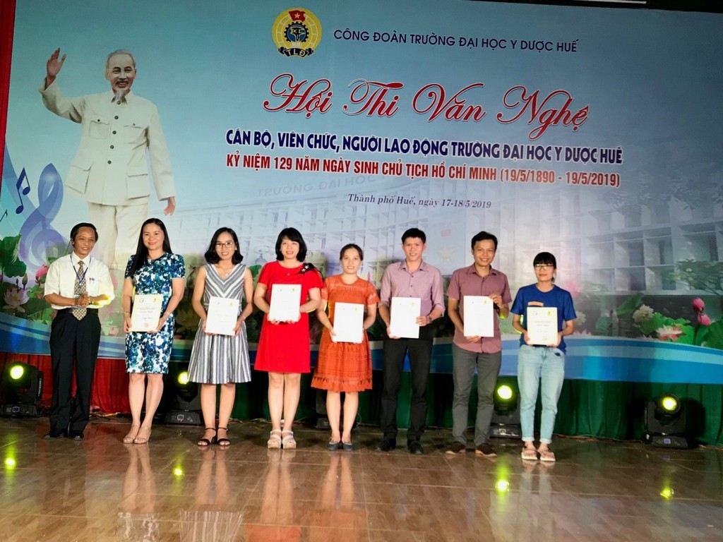 Đ/c Trần Văn Hòa trao thưởng cho thể loại tốp ca