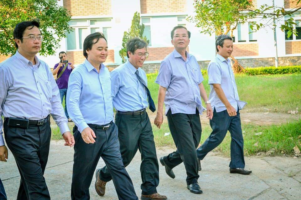 Bộ trưởng Phùng Xuân Nhạ tham quan Trường Đại học Y Dược Huế