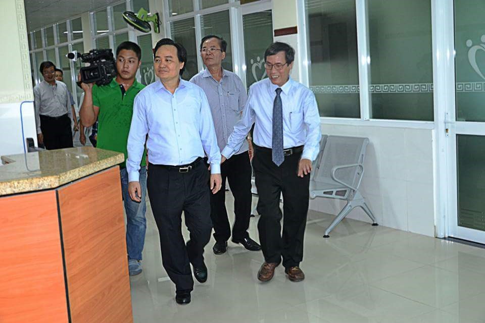Bộ trưởng Phùng Xuân Nhạ tham quan Bệnh viện Trường Đại học Y Dược Huế. 