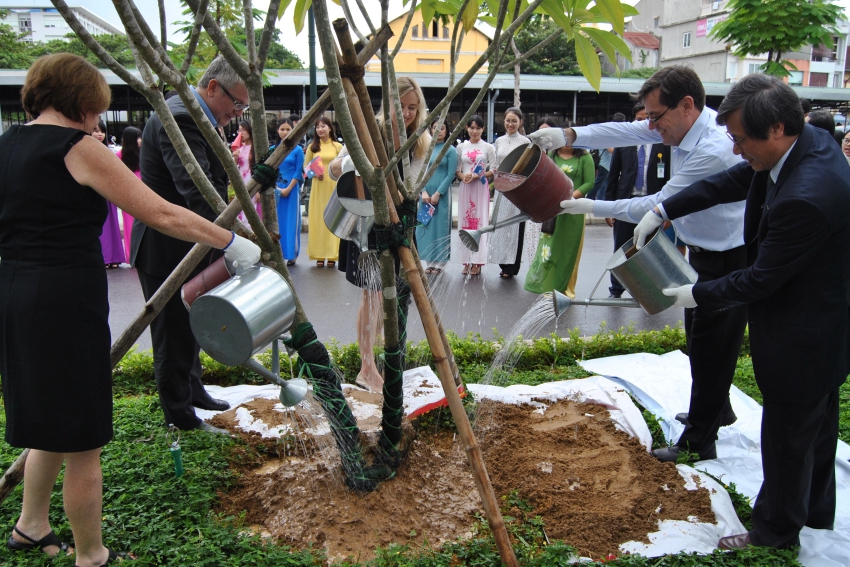 GS. Cao Ngọc Thành, Hiệu trưởng Trường cùng trồng cây lưu niệm với Đại sứ Úc và các cán bộ cấp cao của Đại sứ quán Úc tại sân trường Đại học Y Dược Huế.