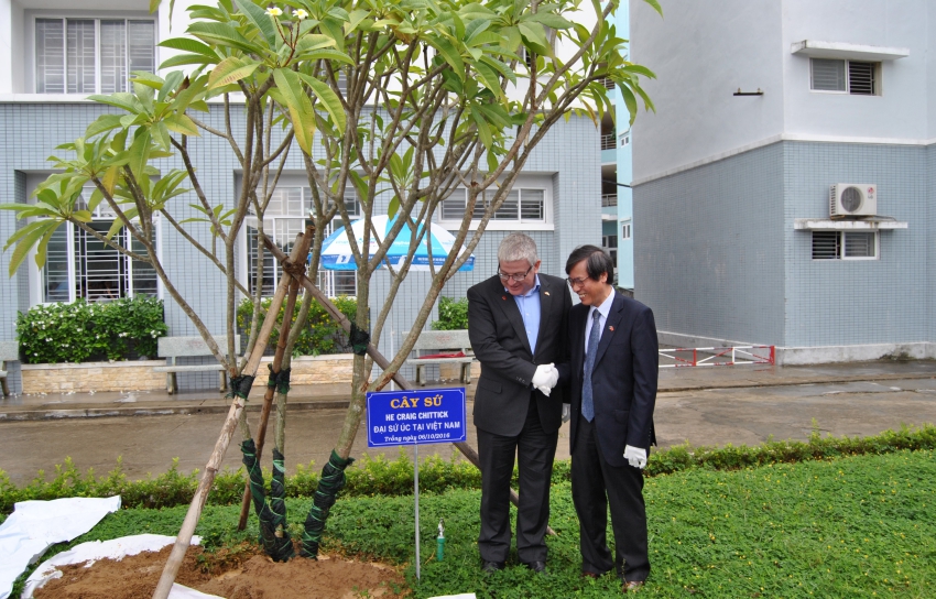GS. Cao Ngọc Thành, Hiệu trưởng Trường cùng chụp ảnh lưu niệm với Ngài Đại sứ Úc Craig Chittick.