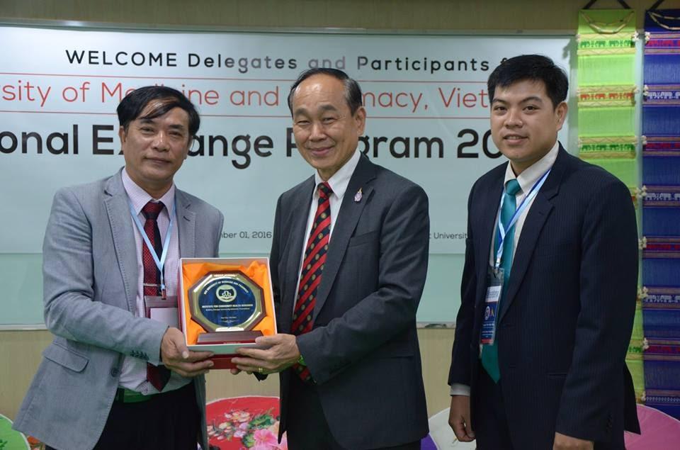 Trao quà lưu niệm cho Khoa YTCC – ĐH Thammasat
