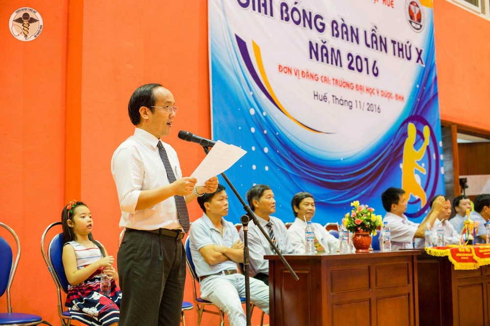 PGS. Nguyễn Khoa Hùng đọc diễn văn khai mạc giải Bóng bàn hội thể thao ĐH và CN Huế lần thứ 10.