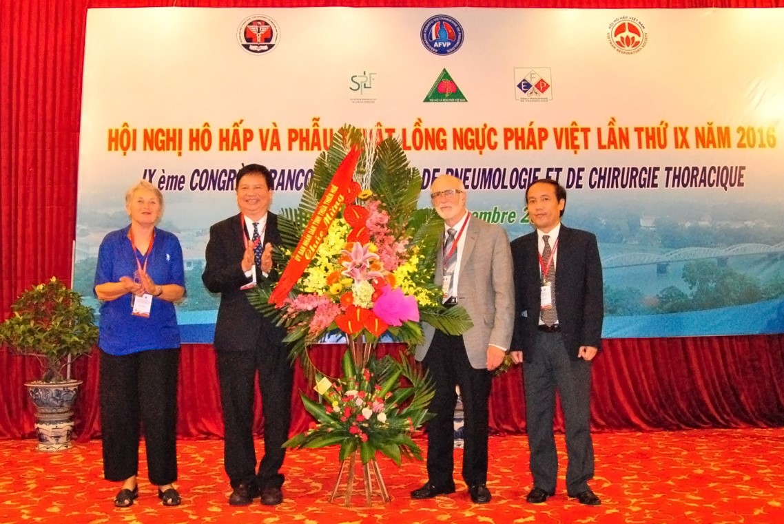 Ông Nguyễn Dung - Phó Chủ tịch UBND tỉnh Thừa Thiên Huế tặng hoa chúc mừng Hội nghị
