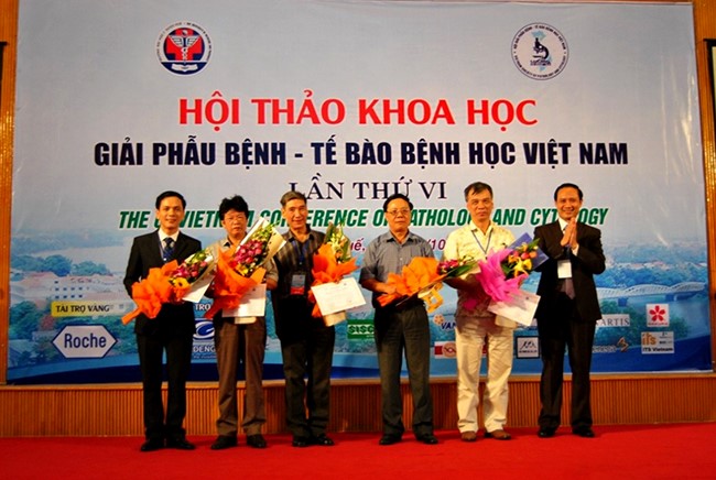 PGS.TS. Trịnh Tuấn Dũng tặng hoa và giấy chứng nhận cho các chủ tọa của một phiên báo cáo khoa học trong Hội thảo