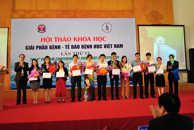 Đồng chủ tịch Hội thảo: GS.Cao Ngọc Thành và PGS.Trịnh Tuấn Dũng tặng hoa cho các nhà tài trợ 