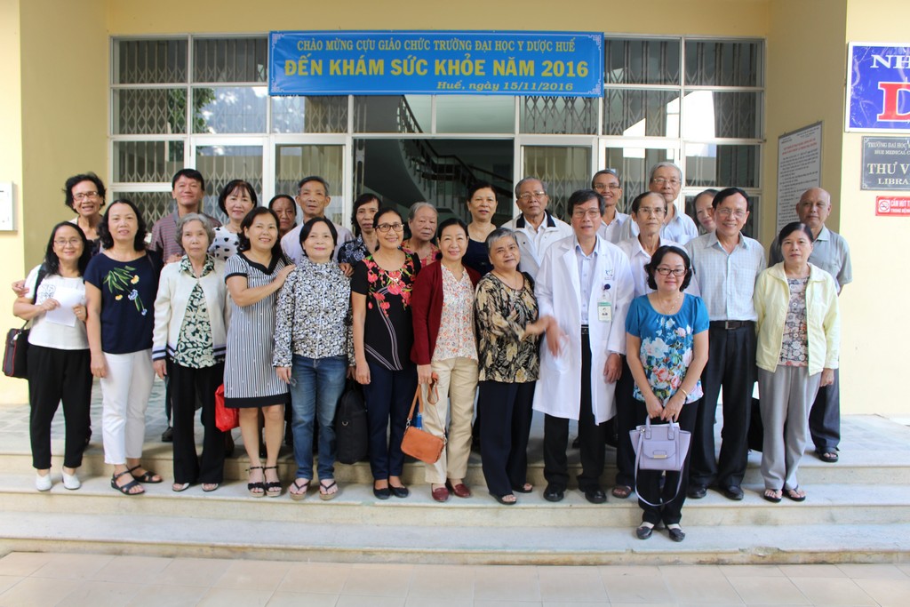 GS. Cao Ngọc Thành – Hiệu trưởng chụp ảnh lưu niệm cùng Hội giáo chức trong dịp khám sức khỏe