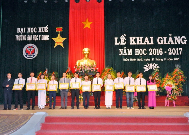 PGS. Nguyễn Khoa Hùng, Phó hiệu trưởng Nhà Trường trao tặng Giấy khen của Hiệu trưởng cho 13 tập thể Tiên tiến năm học 2015-2016