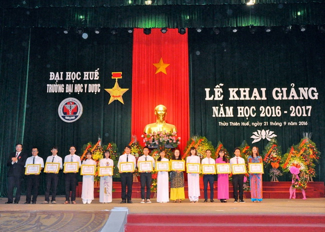 PGS. Nguyễn Vũ Quốc Huy, Phó Hiệu Trưởng Nhà Trường trao tặng Giấy khen cho 14 sinh viên tiêu biểu năm học 2015-2016