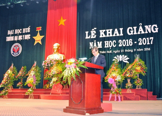 GS. Cao Ngọc Thành, Bí thư Đảng ủy, Hiệu trưởng nhà trường đọc diễn văn khai mạc lễ khai giảng năm học 2016-2017.