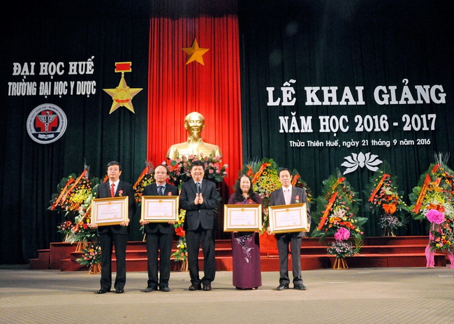 PGS.TS Nguyễn Dung, Tỉnh ủy viên, Phó Chủ tịch  UBND Tỉnh T.T. Huế trao Huân chương lao động hạng Ba cho các cá nhân có thành tích xuất sắc.